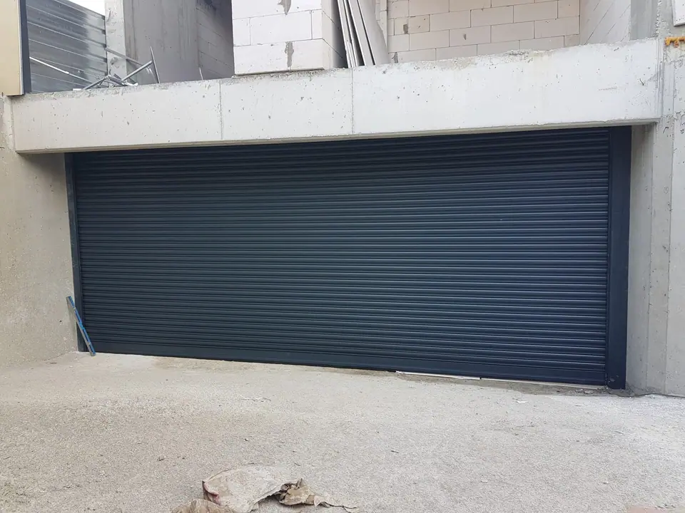 Garaj girişinde antrasit renkli otomatik kepenk