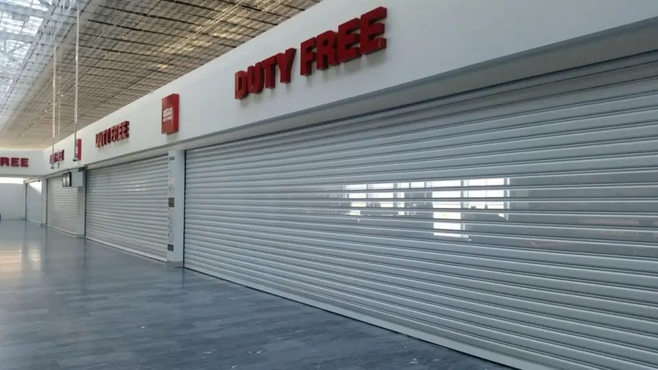 Duty free mağazasında gri alüminyum otomatik kepenk uygulaması